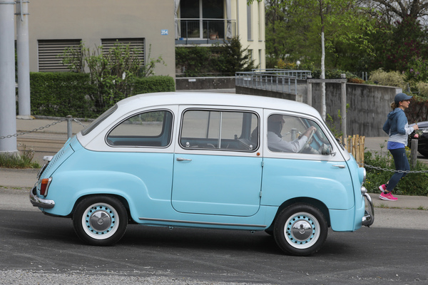 Fiat 600 Multipla (1967) - Sechssitzer bei der Abreise - Albisgütli Classic Cars & Bikes April 2023