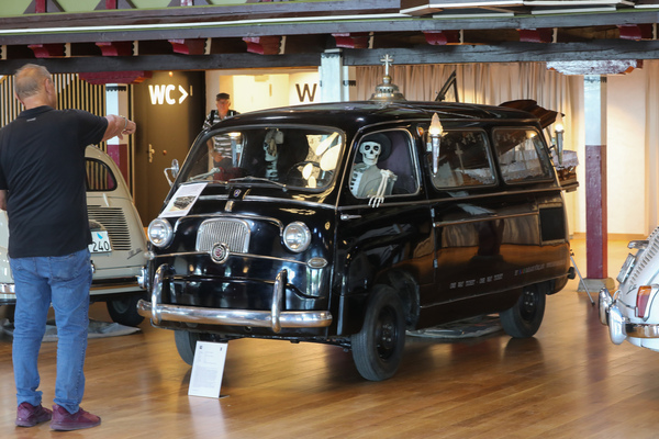 Fiat 600 Multipla "Leichenwagen" (1965) - Sonderschau Fiat 600 - Albisgütli Classics Cars & Bikes Juli 2025