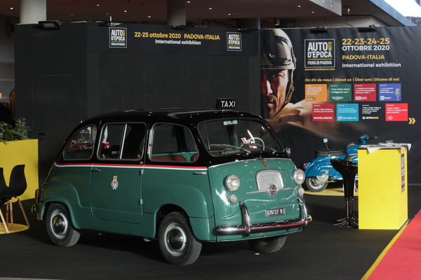 Fiat 600 Multipla Taxi wirbt für die Auto e Moto d'Epoca in Padua - Retro Classics Stuttgart 2020