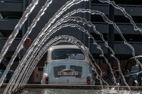 Fiat 600 unter Wasserfontänen - RAID Suisse-Paris 2015