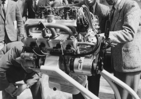 Fiat 8 V (1952) - die Leute betrachten am Turiner Autosalon von 1952 fasziniert den Motor des Otto Vu