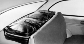 Fiat 850 (1964) – Hinter der Rückbank und über dem Motor ist Platz für zwei Reisetaschen