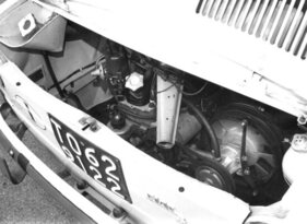 Fiat 850 (1965) – Der Vierzylinder sitzt längs im Heck. Rechts daneben der Lüfter für den Wasserkühler