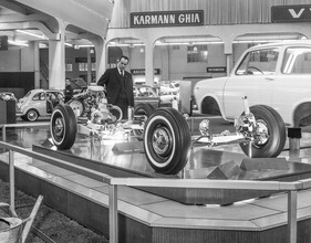 Fiat 850 (1965) - attraktives Demonstrationsmodell, bei dem sich die Karosserie immer wieder auf das Fahrwerk senkt - Genfer Automobilsalon 1965