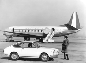 Fiat 850 Coupé (1967) - das schnelle Coupé zusammen mit einem noch schnelleren Flugzeug