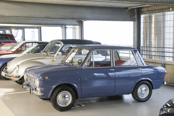 Fiat 850 Lucciola (1968) - viertüriger Umbau von Francis Lombardi - angeboten auf dem Oldtimermarkt im Parkhaus - Bremen Classic Motorshow 2023