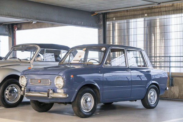 Fiat 850 Lucciola (1968) - viertüriger Umbau von Francis Lombardi - angeboten auf dem Oldtimermarkt im Parkhaus - Bremen Classic Motorshow 2023