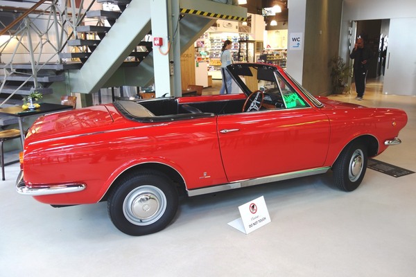 Fiat 850 Spider Vignale (1968) – Ausstellung "125 Jahre Fiat" in der Autoworld Brüssel