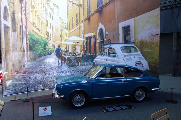 Fiat 850 Sport Coupé (1968) – Ausstellung "125 Jahre Fiat" in der Autoworld Brüssel