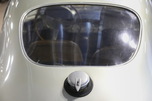 Fiat 8V Berlinetta (1954) – Blick auf den Tankdeckel und in den Innenraum – Rétromobile Paris 2025