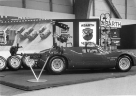 Fiat-Abarth 1000 (1967) - vor geschickt gestaltetem und informativem Hintergrund - Genfer Autosalon 1967