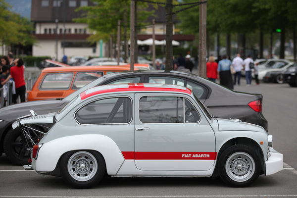 Fiat-Abarth 1000 OT auf dem Besucherparkplatz - Swiss Classic World Luzern 2019