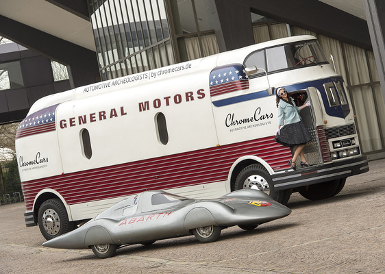 Bild: Fiat-Abarth 1000 Pininfarina (1960) - und GM Futureliner von 1953 - da schaut keiner vorbei
