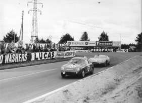 Fiat Abarth 700S vor einem DB HBR 4 in Le Mans 1961 Fiat Abarth 700S vor einem DB HBR 4 in Le Mans 1961