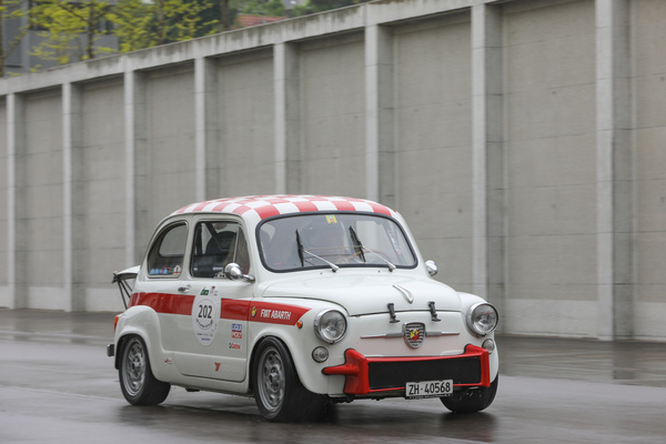 Bild: Fiat-Abarth 850 (1966) - bei der Einfahrt - Older Classics Mai 2023