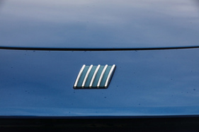 Fiat Barchetta (1998) - das Fiat-Markenzeichen mit den fünf Strichen aus jener Zeit auf dem Bug