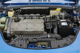Fiat Barchetta (1998) - quer eingebauter 16-Ventiler, der in ähnlicher Form auch in Alfa- und Lancia-Modellen verbaut wurde