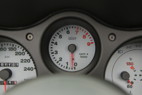 Fiat Barchetta (2000) - Bis 9000 Umdrehungen zeigt der Tourenzähler an