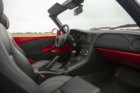 Fiat Barchetta (2000) - Das Interieur mit Blechteilen in Wagenfarbe