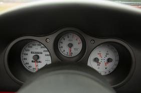 Fiat Barchetta (2000) - Die Instrumente erinnern an jene in Ferraris aus der Zeit