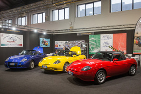 Bild Fiat Barchetta (2000) - das schon von Anfang an klassische Cabriolet in den RGB-Grundfarben - Auto e Moto d'Epoca Padua 2021