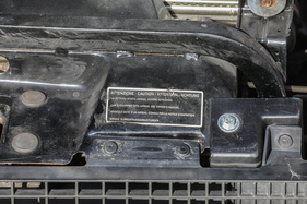 Fiat Coupé 2.0 16V (1995) - Hinweis auf den Airbag unter der Motorhaube