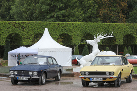 Fiat Dino 2400 Coupé (1968) - bei Bertone gebauter Sportwagen, hier neben einem Alfa Romeo 2000 GTV - 18. ASC-Classic-Gala Schwetzingen 2022