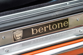 Fiat Dino 2400 Coupé (1972) - Bertone-Schriftzug auf der Türschwelle