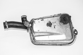 Fiat Dino 2400 Coupé (1972) - Der zu restauriernde Ausgleichsbehälter