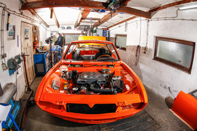 Fiat Dino 2400 Coupé (1972) - Motor wieder eingebaut im neu lackierten Motorraum