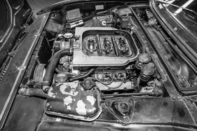 Fiat Dino 2400 Coupé (1972) - Motorraum vor der Restaurierung