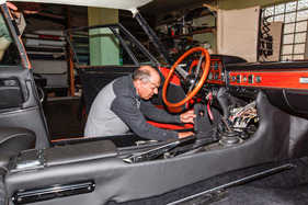 Fiat Dino 2400 Coupé (1972) - Sorgfältiger Zusammenbau der neu verkleideten Teile