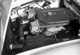 Fiat Dino Spider (1967) - das grosse Luftfiltergehäuse verdeckt den Aluminium-Motor