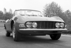 Fiat Dino Spider (1967) - durch das Kühlgitter sieht man das Zweiklanghorn