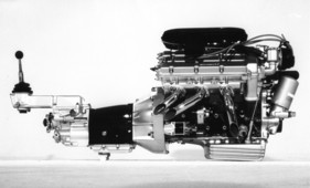 Fiat Dino Spider 2000 (1966) - der von Fiat gebaute Zweilitermotor, der auf das berühmte Renntriebwerk von Ferrari zurückgeht, hier noch in Aluminiumausführung