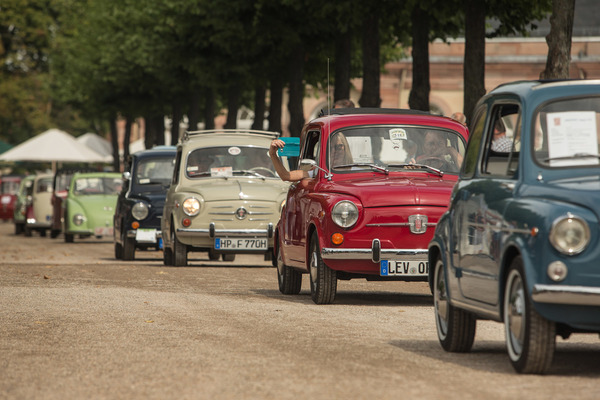 Fiat-Karawane als Teil der Kleinstauto-Demonstration - Classic-Gala Schwetzingen 2019