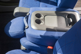 Fiat Multipla (1999) - alle Sitze können umgeklappt werden, die Rückseite enthält dann z.B. Cup-Holder (1999)