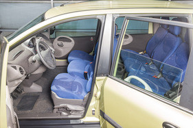 Fiat Multipla (1999) - die Leute in der Mitte müssen halt über die aussenliegenden Sitze rüberkraxeln (1999)