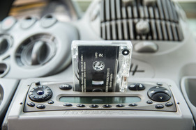 Fiat Multipla (1999) - ein Radio war Serienausstattung, die Kassette von Eros Ramazzotti musste man dazu kaufen (1999)