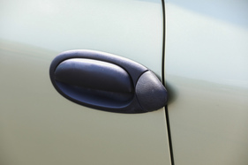 Fiat Multipla (1999) - heraussragender Noppen schützt die eigene und fremde Türen (1999)