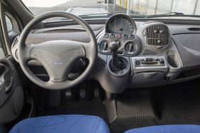 Fiat Multipla (1999) - vor dem Fahrer gibt es keine Instrumente, nur ein Ablageflach (1999)