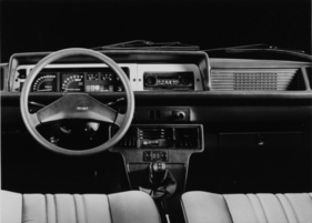 Fiat Nuova 132 2000 (1977) - aufgefrischtes Interieur und Cockpit