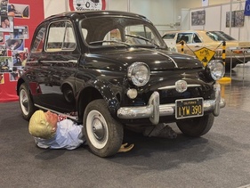 Fiat Nuova 500 (1958) – glupschäugiges US-Modell, das mit der Politik des gegenwärtigen Präsidenten nicht ganz einverstanden scheint – Techno Classica 2025 (1958)