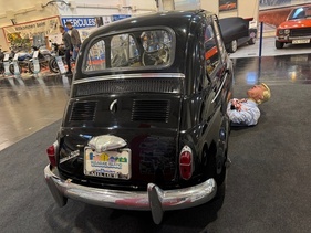Fiat Nuova 500 (1958) – glupschäugiges US-Modell, das mit der Politik des gegenwärtigen Präsidenten nicht ganz einverstanden scheint – Techno Classica 2025 (1958)