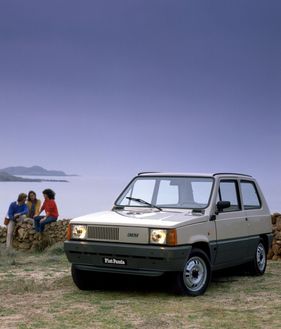 Fiat Panda (1984) - zweckmässige und unlackierte Kunststoffflächen unter der Gürtellinie Fiat Panda (1984) - zweckmässige und unlackierte Kunststoffflächen unter der Gürtellinie