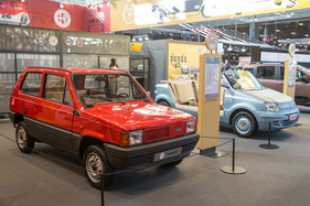 Fiat Panda 30 (1980) - frühes Modell mit asymmetrischem Kühlergrill - Rétromobile Paris 2020