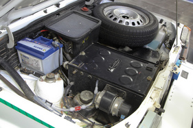 Fiat Panda Elettra (1984) - vom Motor ist kaum etwas zu sehen, dafür nimmt die Steuerung viel Platz ein (Techno Classica 2017)