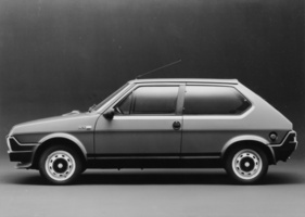Fiat Ritmo 105 TC (1982) – erkennbar an Raddeckeln in sportlichem Schwarz (1982)