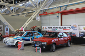 Fiat Ritmo (1984) - auf dem Clubstand neben einem rennmässigen Vorfahren - Auto e Moto d'Epoca Bologna 2023 (1984)