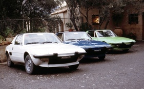 Fiat X 1/9 (1972) – Drei Pressewagen vor dem Hotel Igeia in Palermo